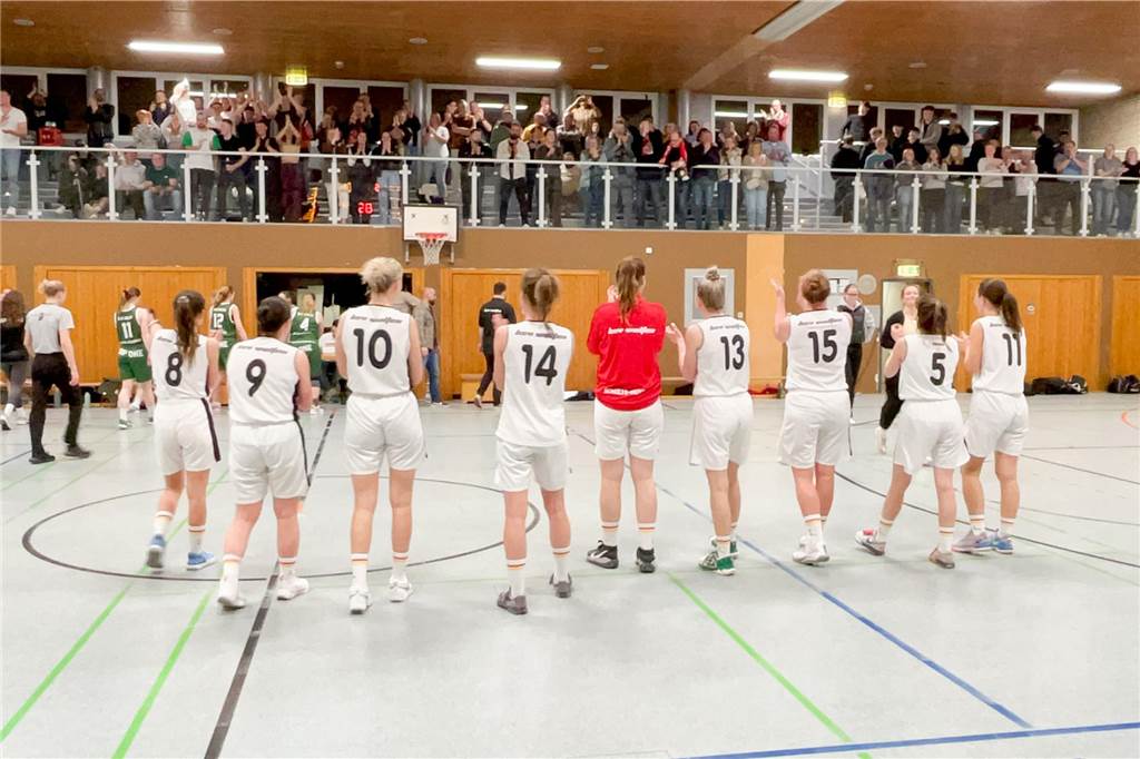 BSV Wulfen feiert nach einem 85:53 (48:21) über die DJK Adler Frintrop den Aufstieg in die Oberliga, 21.3.2025