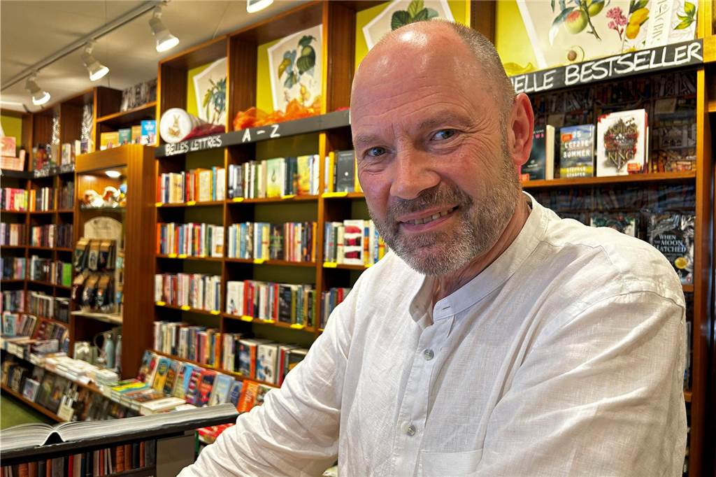 Steigende Nachfrage und bunte Cover: So erlebt Werne den BookTok-Effekt Buchhändler Hubertus Waterhues, Inhaber von Bücher Beckmann in Werne, steht vor einem Bücherregal in seinem Laden an der Magdalenenstraße.