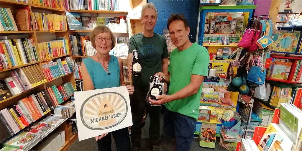 Dortmunder Buchhandlung bringt Michaelis-Bier auf den Markt Buchhändler Michael Nau (M.), Mitarbeiterin Ulrike Esperester (l.) und Brauer Hanno Dähne (r.) präsentieren das Mengeder Michaelis Bier, das ab sofort in der Buchhandlung am Amtshaus erhältlich ist.