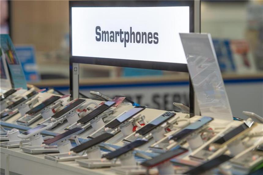 Handy mit Vertrag lohnt sich meist nicht Bucht man heute einen Kombivertrag mit Smartphone, zahlt man meistens drauf. Günstiger ist es, das Smartphone seperat zu kaufen. Das hat „Finanztip.de“ herausgefunden. Foto: Armin Weigel