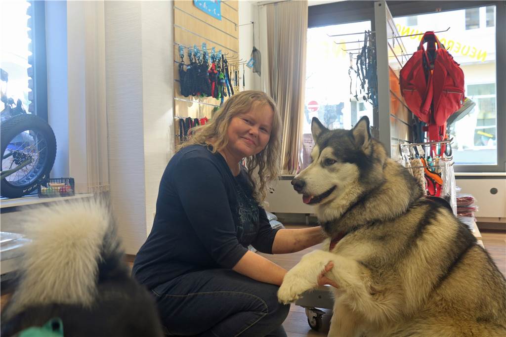 Neues Geschäft „The Working Dog“ in Werne bietet alles für den Hund(esport) Buck war der erste Hund der Familie Rohn. Er bringt stolze 70 Kilogramm auf die Waage. Mit Sohn Maximilian betreibt der Hund Dogscooting. Das richtige Equipment, nämlich einen entsprechenden Roller, gibt es auch in Werne. Kostenpunkt: 1060 Euro.