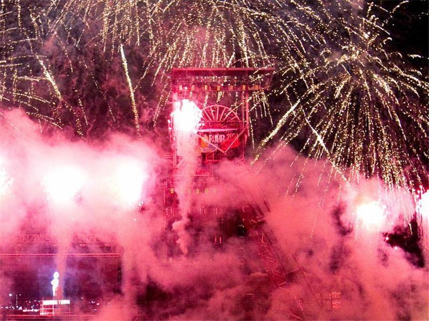 Ruhr.2010: Finale mit Feuerwerk und kalten Füßen Budenzauber...