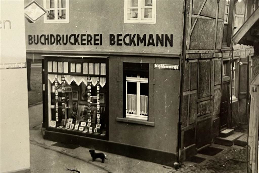 Bücher Beckmann finden Kunden schon seit 1875 an der Magdalenenstraße. Bald wird das aber nicht mehr der Fall sein. Denn Inhaber Hubertus Waterhues und sein Team ziehen um. Das neue Domizil ist dann in der Bonenstraße 3 in der ehemaligen Kroes-Passage. Die Buchhandlung soll moderner werden. An der Firmenphilosophie soll sich aber nichts ändern.