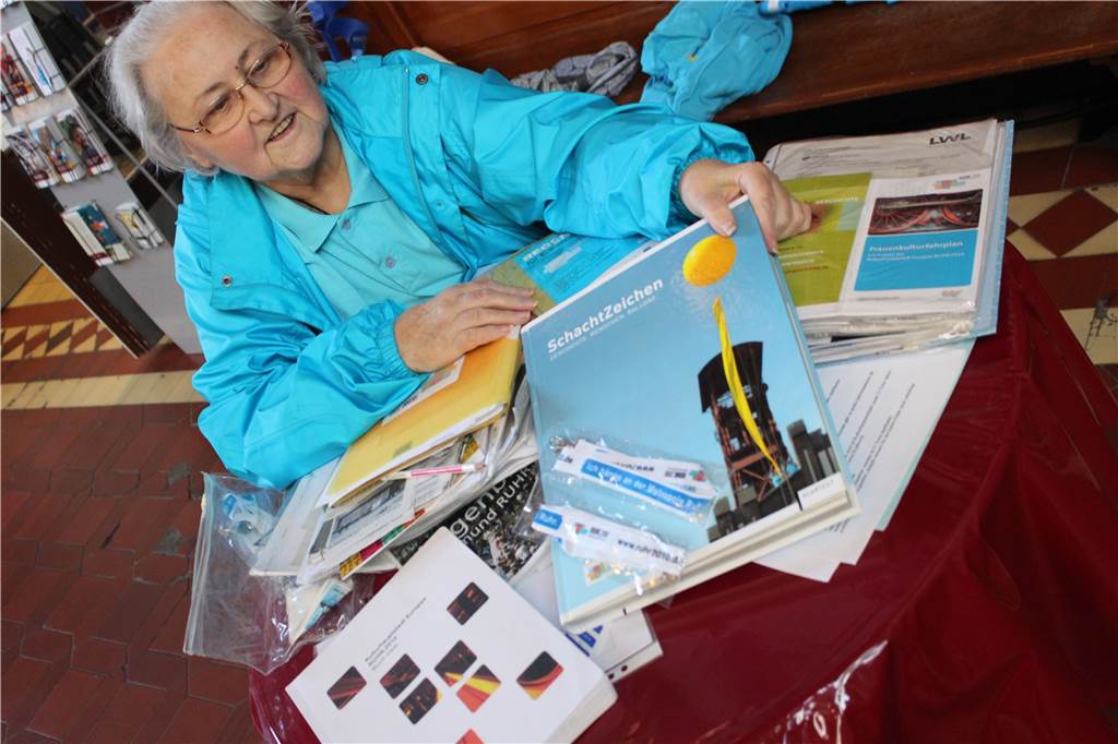 Kulturhauptstadt Ruhr 2010: Die älteste der ehrenamtlichen Helfer erinnert sich Bücher, Zeitungsartikel, Volunteer-Korrespondens: Die Sammlung von Inge Nieswand aus dem Kultur-Hauptstadtjahr ist ziemlich umfangreich.