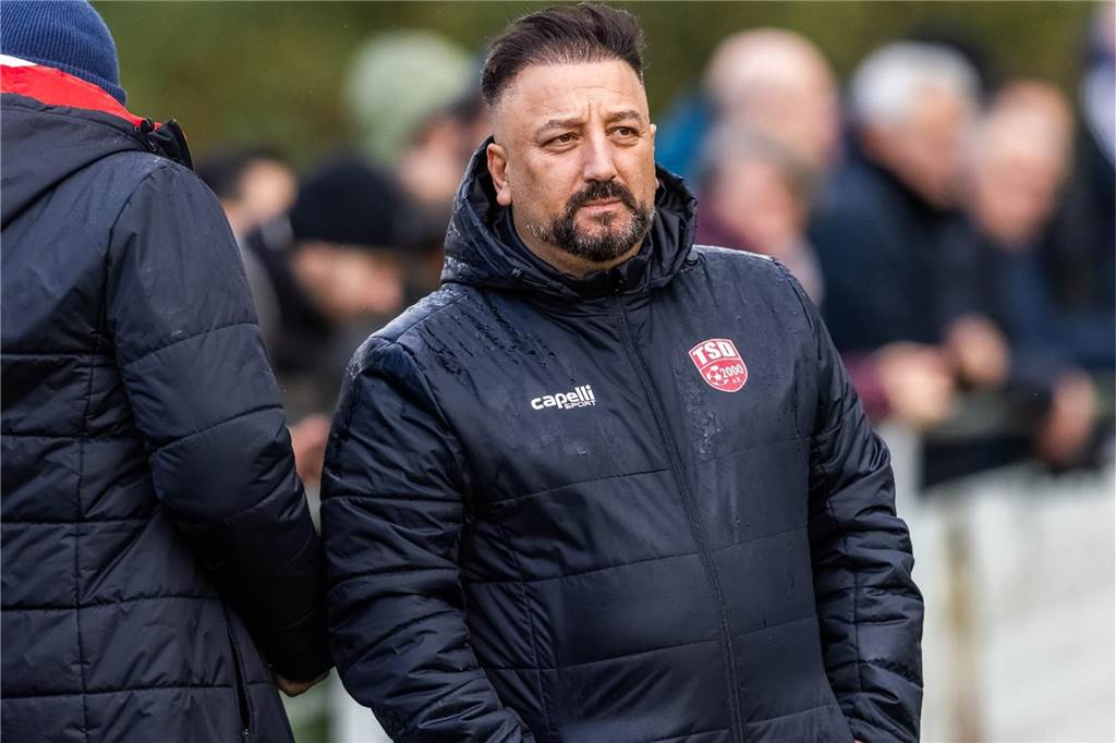 Von Hullern in die Regionalliga: Trainer Bülent Kara Bülent Kara in einer Jacke mit Türkspor-Dortmund-Logo
