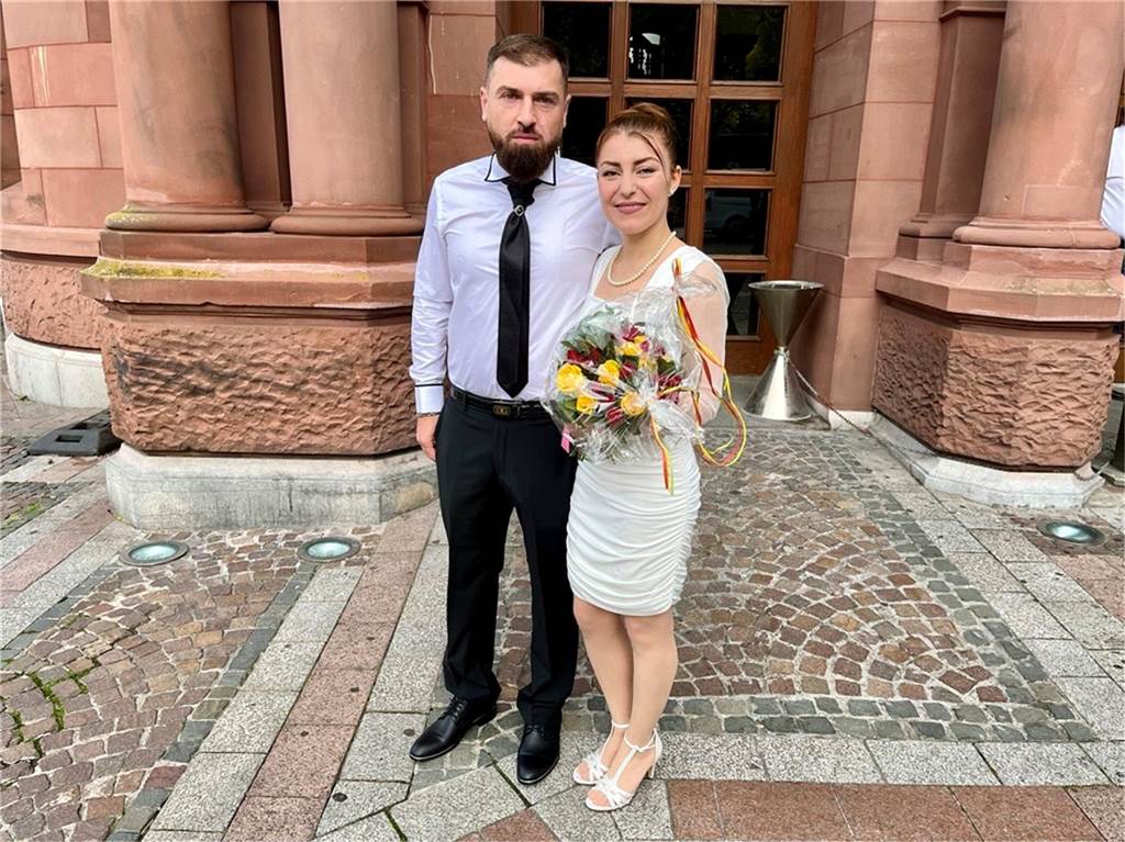 Eheglück nach 15 Jahren für Bülent (35) und Nur (34) Bülent und Nur haben sich endlich das Jawort vor dem Dortmunder Standesamt am Friedensplatz gegeben.