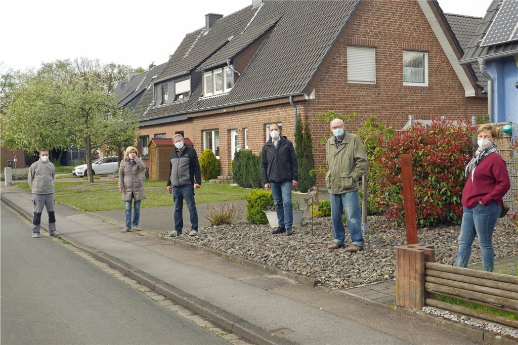 „Höllischer Krach“: Bürger klagen über Lärmbelästigung durch ADAC-Platz Bürger in Hamm Bossendorf fühlen sich belästigt vom Lärm, der vom ADAC-Übungsplatz ausgeht (v.r.): Nicole Laska, Bernd Wiethoff, Dirk Heinze, Dieter und Christa Malone, Andreas Nimz.