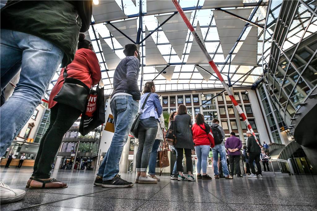 Dortmund als digitale Großstadt: Blamable Quote bei Dienstleistungen, Glasfaserausbau läuft Bürger warten in der Berswordthalle in einer Schlange darauf, dass sie zu den Bürgerdiensten im Stadthaus können. Das Bild stammt aus dem Jahr 2018.