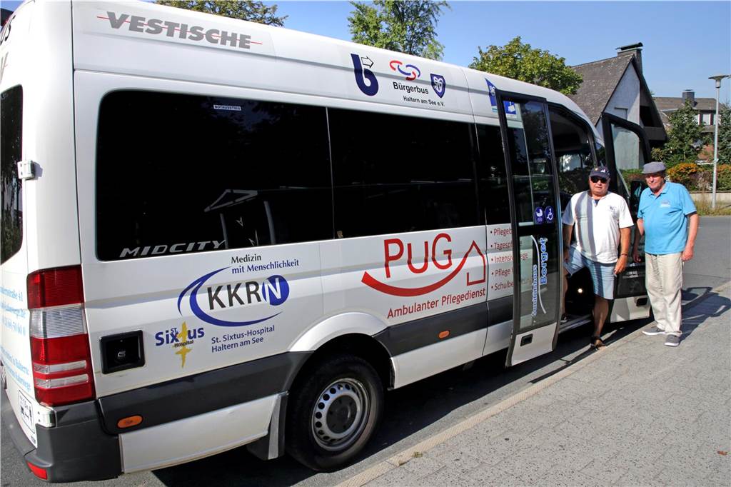 Verschmutzungen im Bürgerbus: Verein macht auf sensibles Thema aufmerksam Bürgerbus an der Haltestelle Bahnhof mit den Fahrern Hans Kirschbaum und Norbert Sikora.