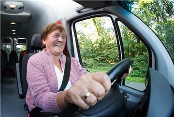 Bürgerbus-Fahrerin Hildegard Klöpper sitzt am Steuer des Bürgerbusses. Als Fahrerin ist sie seit den Anfängen des ersten Bürgerbusvereins in Heek/Legden dabei. Bald werden 40 weitere Fahrer von Ahaus nach Haaksberken pendeln