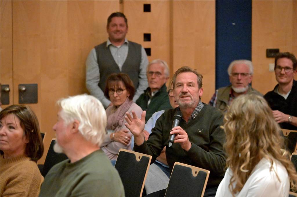 Großes Interesse an Bürgerinfo zur Sanierung von Ovelgönne und Co. Bürgerinnen und Bürger stellen Fragen rund um die Neugestaltung der Straßen.