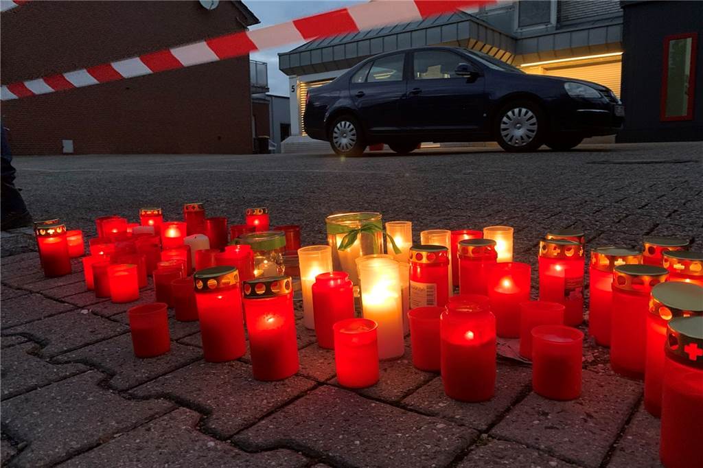 Bürgerinnen und Bürger zündeten Grabkerzen an und stellten sie vor die Metzgerei Mecke.