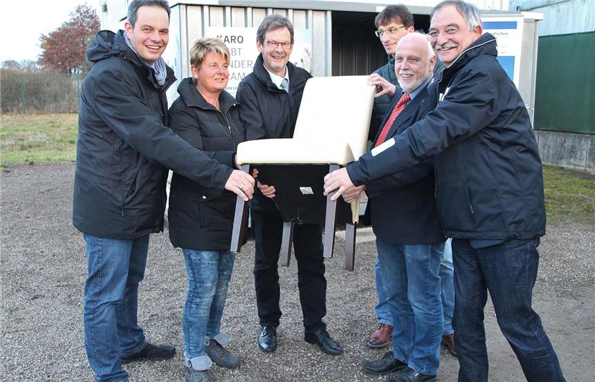 Bürgermeister Andreas Grotendorst, Edith Holtkamp (Prokuristin der DRK-Integrationsbetriebe), Peter Kleyboldt (EGW-Geschäftsführer), Thomas Greving (Leiter der Raesfelder Finanzverwaltung), Jürgen Puhlmann (DRK-Vorstand Kreis Borken) und Hans-Jürgen Benson, Bürgermeister Heiden (v.l.), stellten das Projekt in Raesfeld vor.
