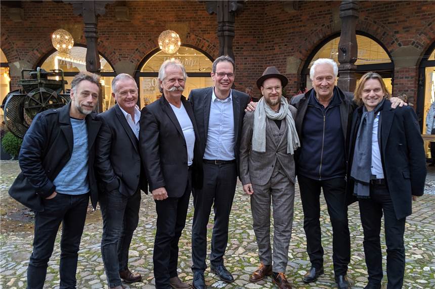 Die Höhner sollen in Raesfeld zur regelmäßigen Attraktion werden Bürgermeister Andreas Grotendorst (Mitte) hofft, die Höhner regelmäßig in Raesfeld begrüßen zu können.