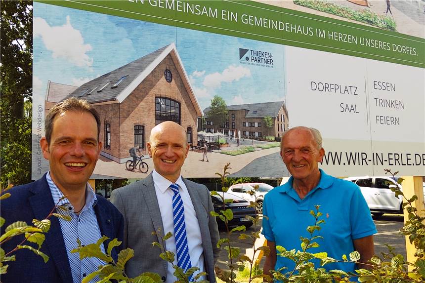 Bürgergenossenschaft: Die höchsten Beträge kommen nicht aus Erle Bürgermeister Andreas Grotendorst, Ralf Steiger und Johannes Böckenhoff (v.l.) freuen sich über mehr als 500.000 Euro und hoffen auf viele weitere Gründer für die Bürgergenossenschaft.