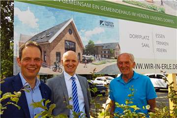 Bürgermeister Andreas Grotendorst, Ralf Steiger und Johannes Böckenhoff (v.l.) freuen sich über mehr als 500.000 Euro und hoffen auf viele weitere Gründer für die Bürgergenossenschaft.