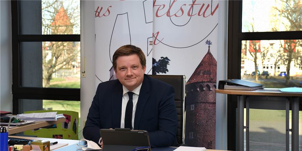 Flüchtlingsaufnahme: Stadt Haltern prüft Unterbringung in Sporthallen Bürgermeister Andreas Stegemann berichtete über die Aufnahme von Flüchtlingen in der Stadt.