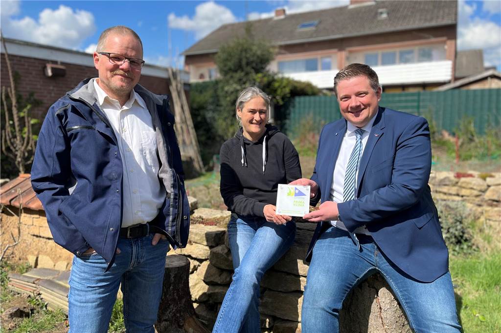 Stadt vergibt die Klimaplakette 2022 an Markus Holt und Eva Laubrock Bürgermeister Andreas Stegemann überreicht die Klimaschutzplakette 2022.