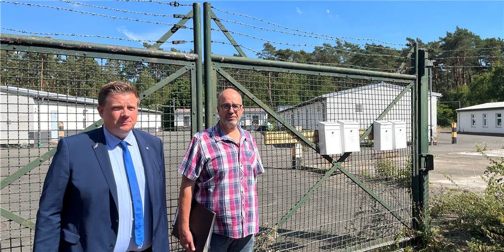 Stadt Haltern richtet zweite Sammelunterkunft für Ukraine-Flüchtlinge ein Bürgermeister Andreas Stegemann und Hermann Neukirchen vom Sozialamt der Stadt Haltern beim Ortstermin im Camp Sythen