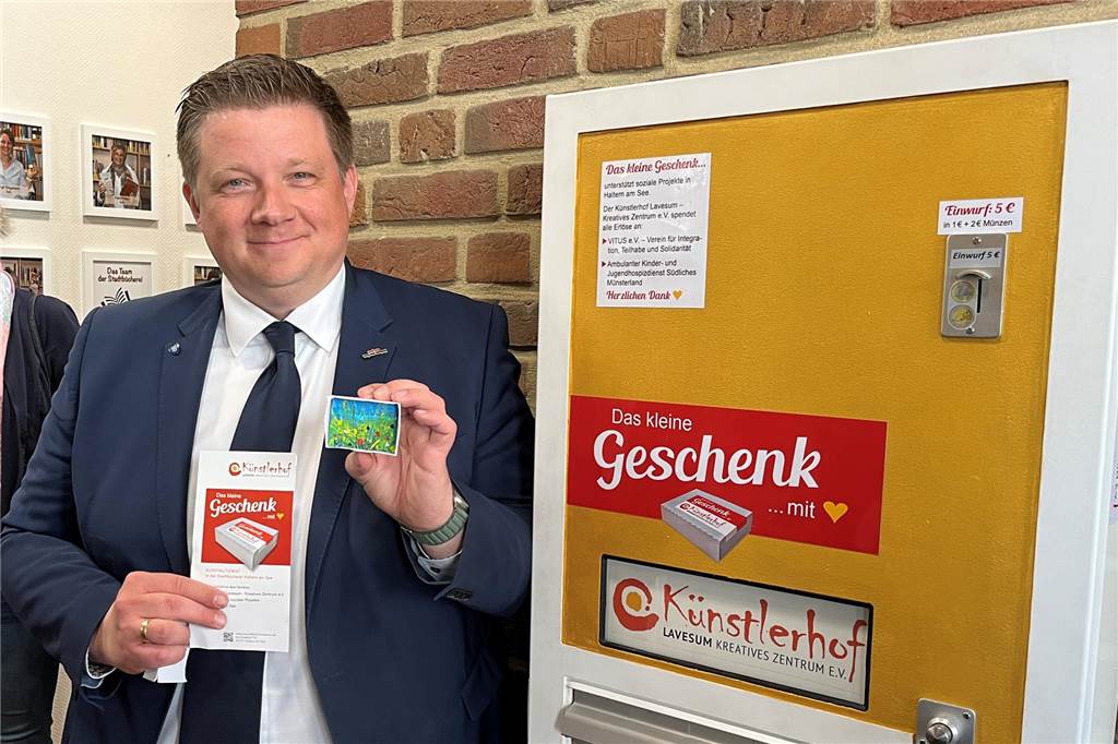 Bürgermeister Andreas Stegemann hat am Kunstautomaten in der Stadtbücherei überraschend ein kleines Bild erstanden.
