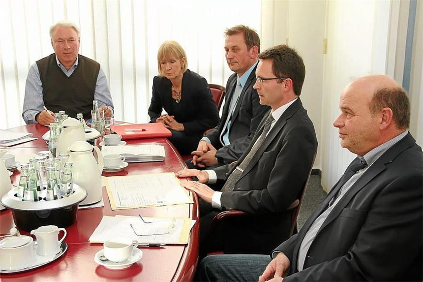 Erhöhung der Grundsteuer soll gedämpft werden Bürgermeister Bert Risthaus (2.v.r.) erläuterte gestern im Kreis des CDU-Vorstandes die Steuerpläne.