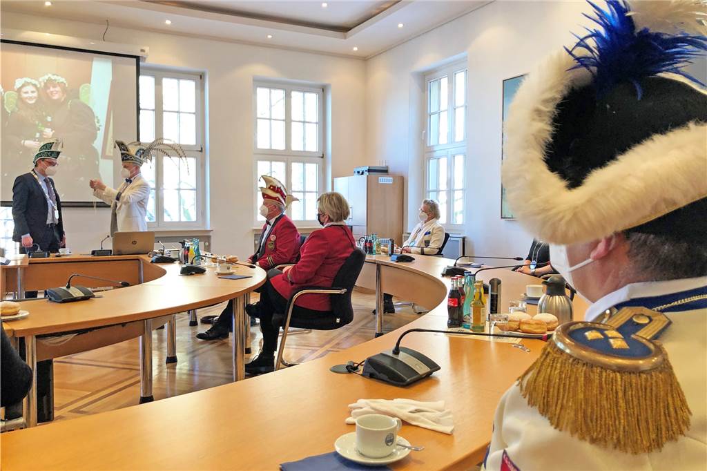Altweiber in Stadtlohn: De-un-Da wird im Coronajahr nur geflüstert Bürgermeister Berthold Dittmann bekommt aus den Händen von KG-Präsident Andy Rotherm den Sessions-Orden überreicht.