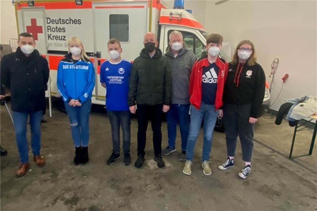 Über 600 Jugendliche kamen zur Impfung: „Ego-Trips sind nicht angesagt“ Bürgermeister Berthold Dittmann, der SuS-Vorsitzende Wilfried Steinhage und der DJK-Vorsitzende Andreas Pieper mit jugendlichen Impfwilligen aus beiden Vereinen.