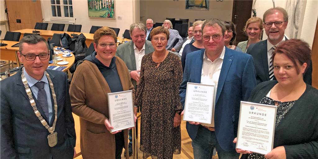 Preise für „Tischlein deck dich“, Nikolausverein und Lebensmittelretter Bürgermeister Berthold Dittmann hat die Urkunden an Juliane Rehkamp, Benno Terliesner und Jana Melzer (von links) überreicht, rechts dahinter Sparkassen-Regionaldirektor Klaus Stachowski.