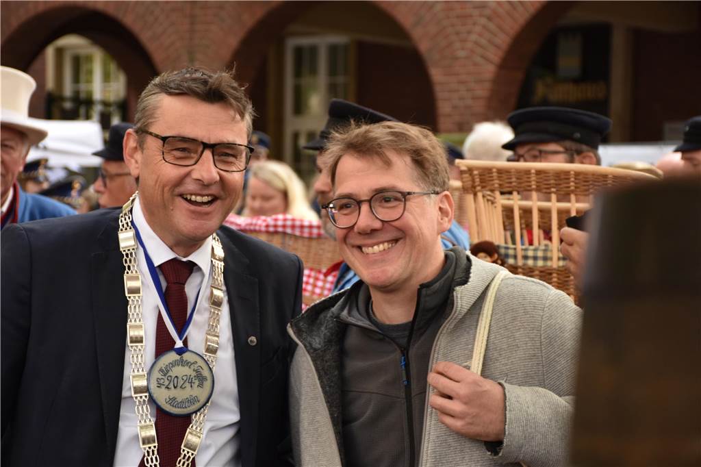 Bürgermeister Berthold Dittmann (l.) und Martin Auras vom Stadtmarketing Stadtlohn wirkten mit dem Verlauf des Kiepenkerlsonntags sichtlich zufrieden.