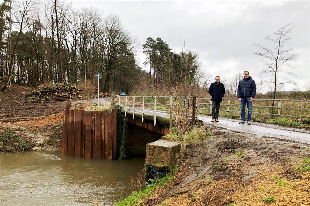 Harrierbrücke bald befahrbar: Betonbauwerk schützt Stadt vor Hochwasser Bürgermeister Berthold Dittmann und Fachbereichsleiter Mathias Pennekamp im Februar 2022 auf der alten Harrierbrücke kurz vor dem Abriss.
