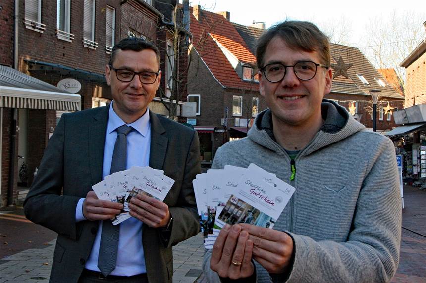 Erfolgreicher Stadtlohn-Gutschein jetzt noch flexibler Bürgermeister Berthold Dittmann und Martin Auras Geschäftsführer des Stadtmarketing Stadtlohn mit dem Stadtlohn Gutschein, der ab sofort noch flexibler eingesetzt werden kann.