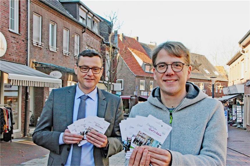 Eile geboten: Stadtlohner Sonder-Gutscheine noch bis Ende Januar gültig Bürgermeister Berthold Dittmann und SMS-Geschäftsführer Martin Auras (hier ein Archivbild aus dem Jahr 2020)mit dem Stadtlohner Sondergutschein. Noch bis zum 31. Januar könne die Stadtlohner Sondergutscheine eingelöst werden.