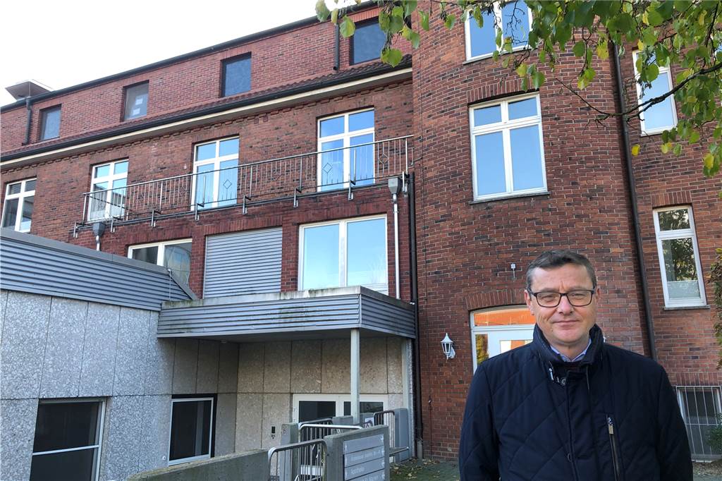 Keine Flüchtlingsunterkünfte in Sporthallen: Häusermarkt bewegt sich Bürgermeister Berthold Dittmann vor dem alten Krannkenhaus.