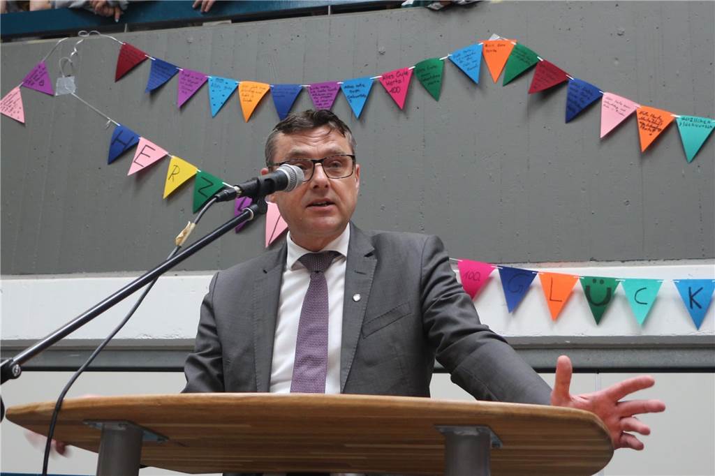 Realschüler pflanzen Gedenkbaum zum 100. Geburtstag von Herta Lebenstein Bürgermeister und Wompelkette