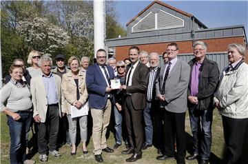 Bürgermeister Bodo Klimpel überreichte zusammen mit den Mitgliedern des Klimabeirats die Prima-Klima-Plakette an den Geschäftsführer der Halterner Stadtwerke, Jürgen Brüggemann.