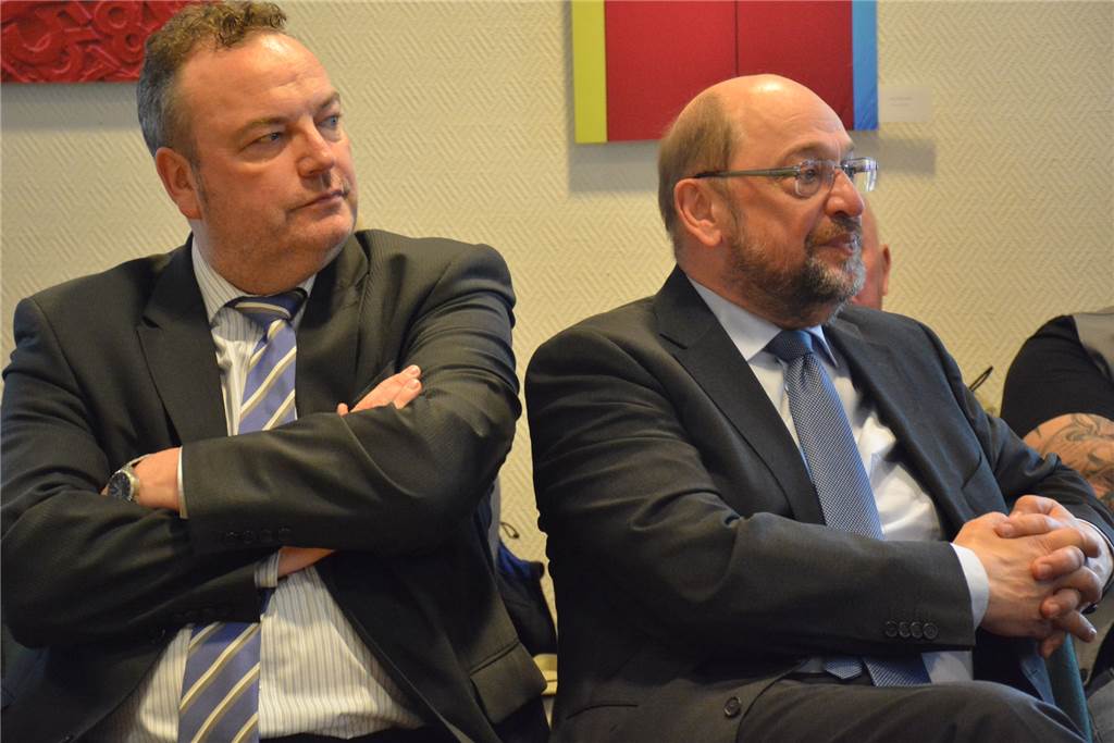 Martin Schulz warnt vor „Reichtumsarroganz“ und macht in Haltern Werbung für Europa Bürgermeister Bodo Klimpel und SPD-Mann Martin Schulz sprachen mit den Zuhörern über Europa.
