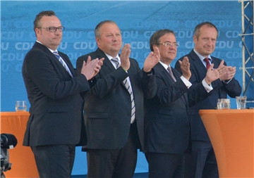 Bürgermeister Bodo Klimpel (v.l.), Landtagsabgeordneter Josef Hovenjürgen, Ministerpräsident Armin Laschet und Bundestagsmitglied Oliver Wittke auf dem Halterner Marktplatz.