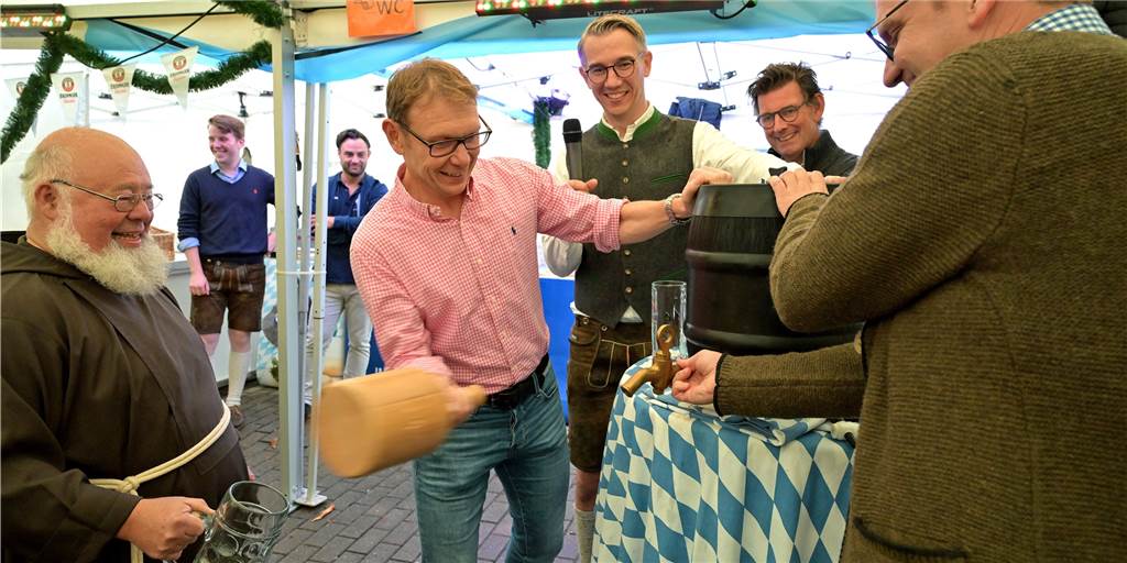 Fassanstich Oktoberfest Werne: Unglückszahl 13 ließ Bürgermeister Christ patzen Bürgermeister Christ (2. v. l.) hatte gewarnt: Es sei sein 13. Fassanstich. Die Unglückszahl ließ ihn tatsächlich ein wenig biem Anstich patzen.