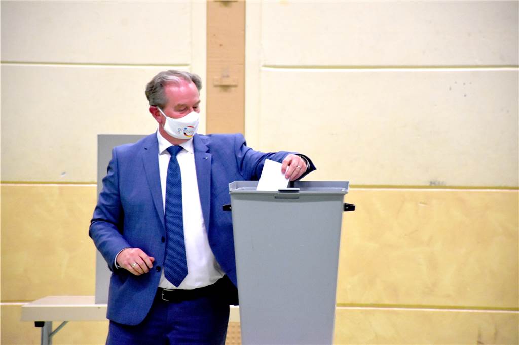 Südlohner CDU nominiert Frank Engbers als ihren Bürgermeisterkandidaten Bürgermeister Christian Vedder bei der Stimmabgabe. Die teils scharfen Angriffe auf seine Amtsführung nahm er äußerlich gelassen hin und kommentierte sie am Abend nicht.