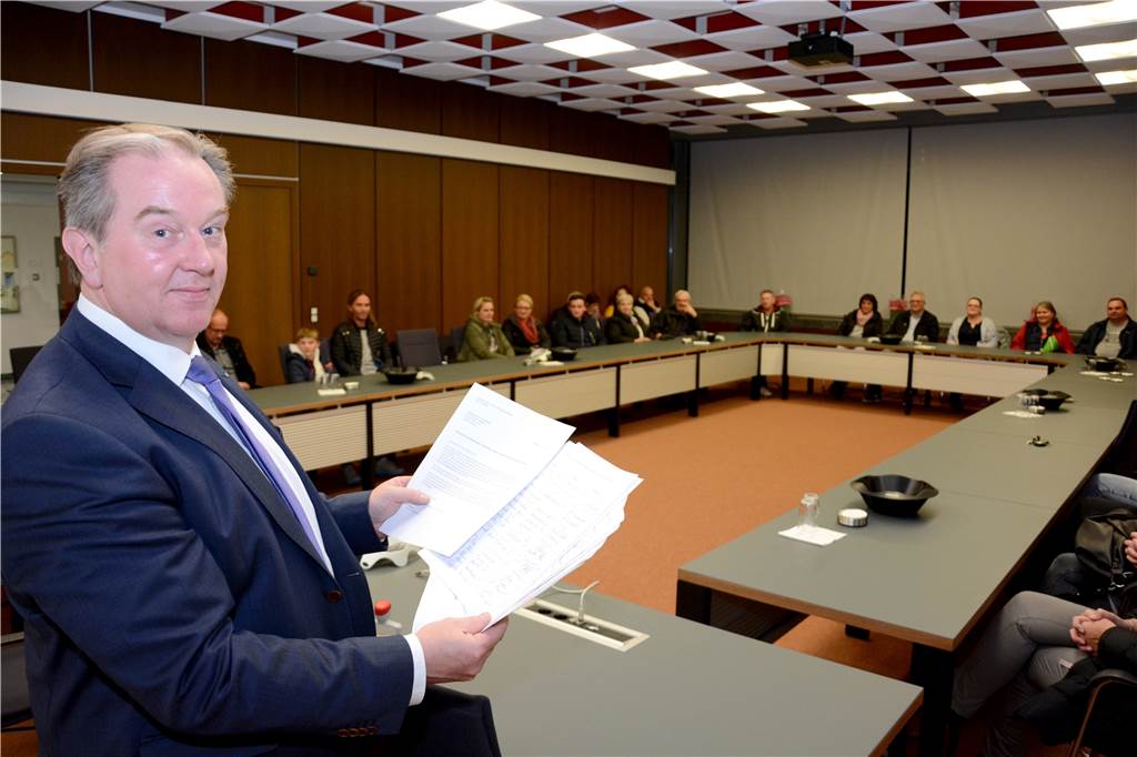 Schlagloch an Schlagloch - warum Familie Kamps den Straßenausbau trotzdem verschieben will Bürgermeister Christian Vedder hat die Unterschriften entgegengenommen. Dem Aufschub der Sanierung steht er offen gegenüber.