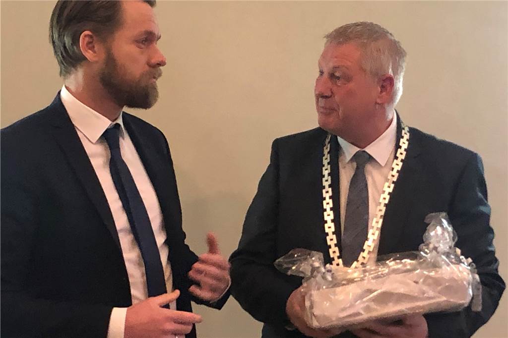 Nach Krisenjahr keimt Hoffnung: Neujahrsempfang von Gemeinde Legden und Wila Bürgermeister Dieter Berkemeier bedankt sich bei Gastredner Dr. Daniel Schultewolter für seine grundlegende Einschätzung von Schwächen und Stärken der Wirtschaft im Kreis Borken.