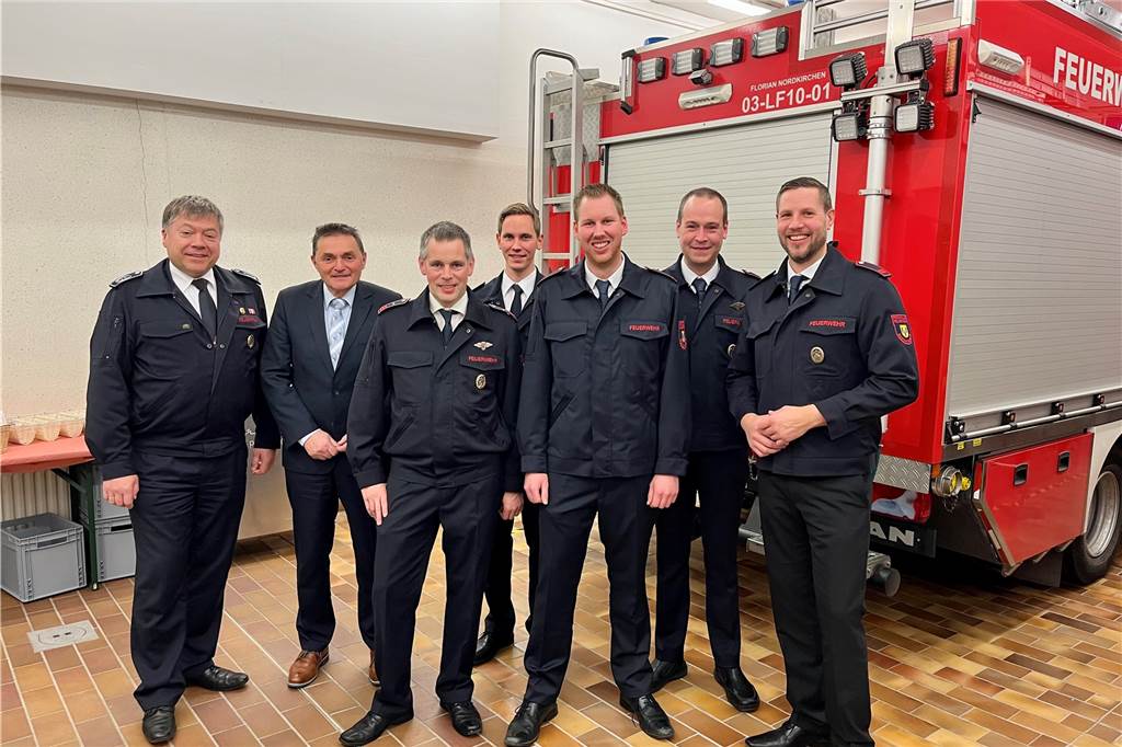 Bürgermeister Dietmar Bergmann (2.v.r.) ist stolz auf die Leistungen der Feuerwehr Capelle.
