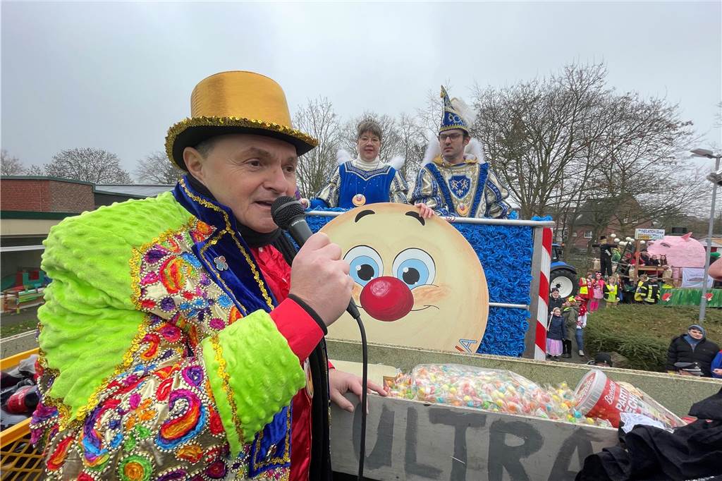 Bürgermeister Dietmar Bergmann bei der Schlüsselübergabe. Für den ersten Umzug nach Corona hat er die Macht gerne abgegeben.