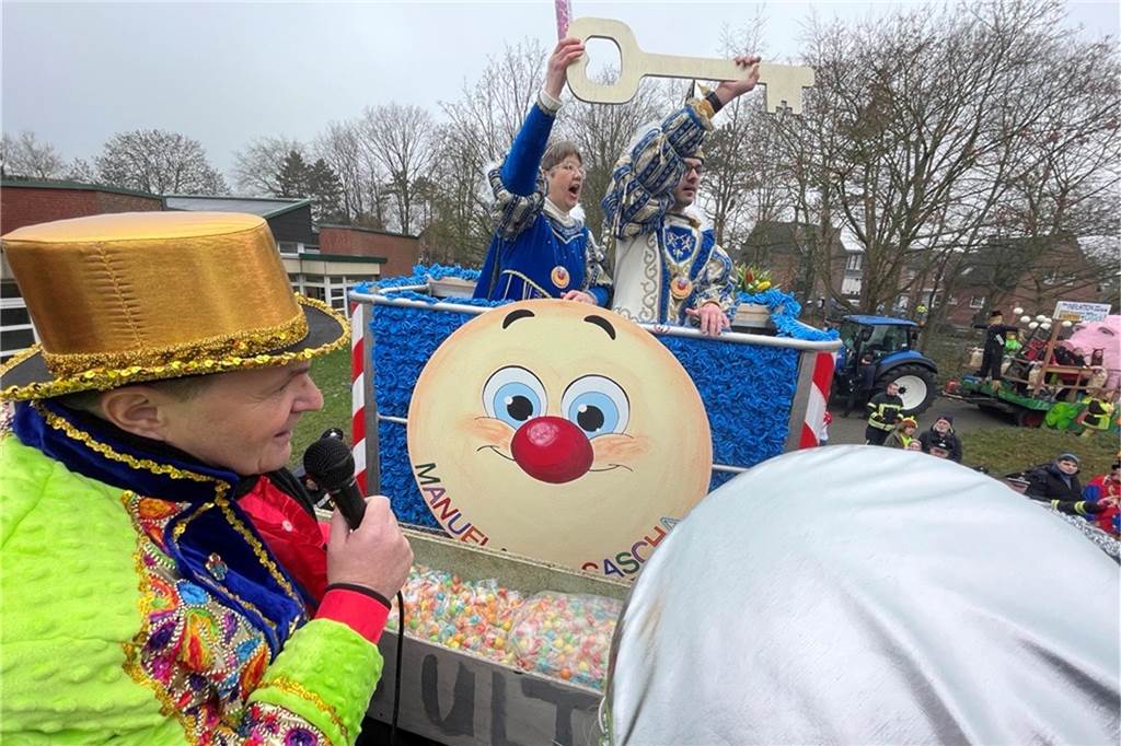 Nordkirchen bunt und fröhlich, Tausende an den Straßen: Karnevalsumzug zieht durch die Gemeinde Bürgermeister Dietmar Bergmann hat die Schlüssel an das Prinzenpaar übergeben.