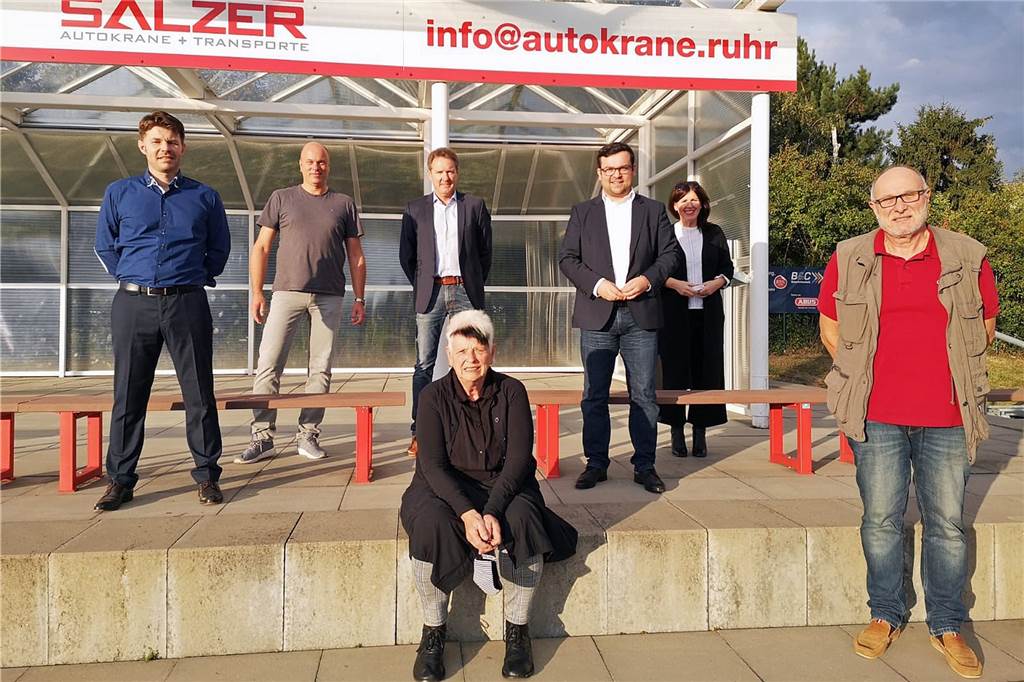 Geisecker SV: Mit neuer Doppelspitze in eine rosige Zukunft Bürgermeister Dimitrios Axourgos (3.v.re.), seine persönliche Referentin Gabriele Stange (2.v.re.), Thorsten Rauball (li.) und Michael Faltin (3.v.li.) als Doppelspitze des Geisecker SV sowie Gunnar Möhnke (2.v.li.), Marlies Mette (Mitte) und Wilfried Feldmann (re.), die das Projekt intensiv begleitet haben, freuen sich auf die Begegnungsstätte, die demnächst die Geisecker KS-Logistic-Sportanlage schmücken soll.