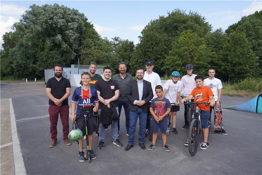 Skateranlage an der Rohrmeisterei für 65.000 Euro erneuert Bürgermeister Dimitrios Axourgos, Christian Heppner vom Planungsamt und Peter Blaschke, Quarterback in Schwerte, eröffnen die erneuerte Skateranalage gemeinsam mit jungen Skatern.
