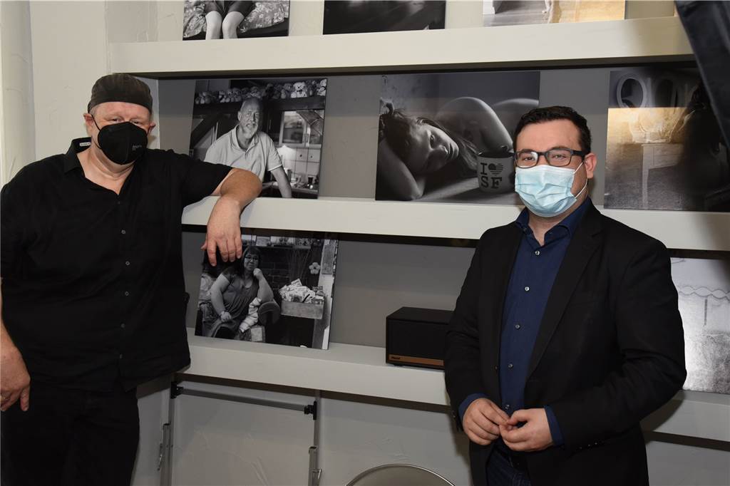 Bernd Mueller eröffnet neues Atelier für Fotografie in Schwerte Bürgermeister Dimitrios Axourgos gratulierte Künstler und Fotograf Bernd Mueller zur Eröffnung des Ateliers.