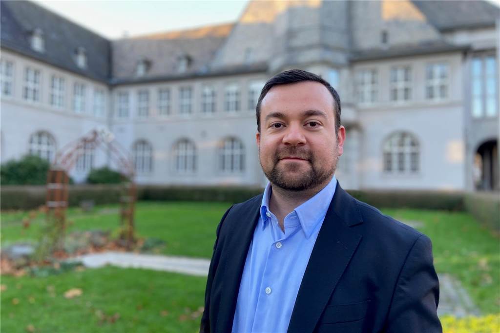 Nach Messerattacke: Erschütterung – und Dank an die Einsatzkräfte Bürgermeister Dimitrios Axourgos vor dem Rathaus in Schwerte