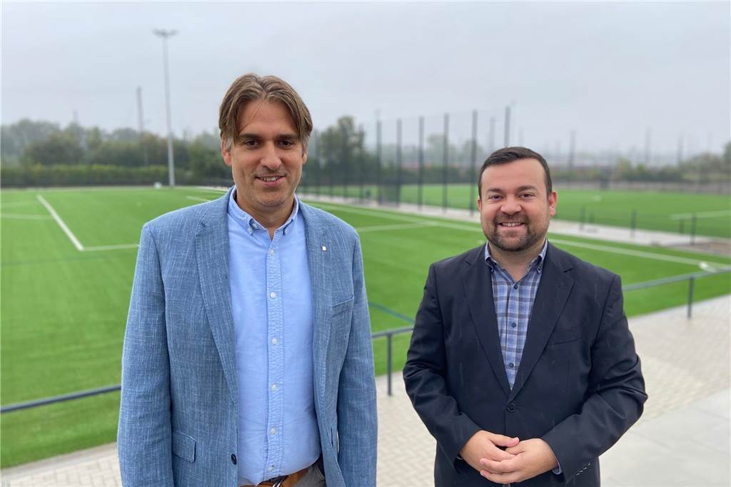 Wasserschaden an der Sportarena Wandhofen: Eröffnung verzögert sich Bürgermeister Dimitrios Axourgos und Baudezernent Christian Vöcks stehen auf dem Gelände der neuen Sportarena in Schwerte-Wandhofen.
