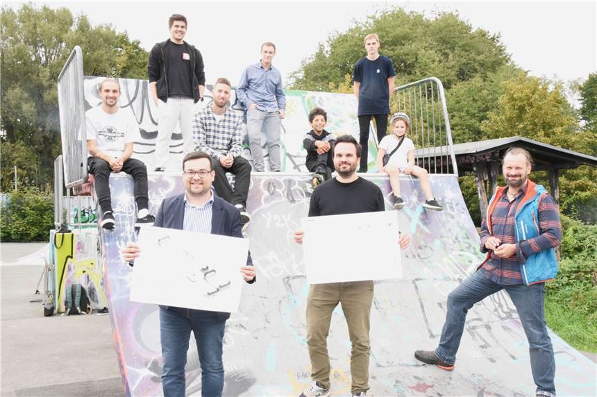 Bürgermeister Dimitrios Axourgos und der zuständige Verwaltungsmitarbeiter Christian Heppner stellten die Pläne für die Skateanlage vor.